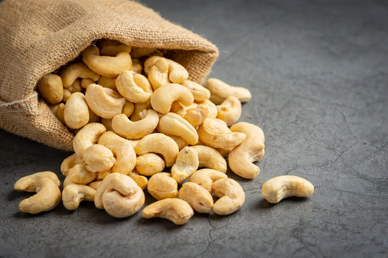 Why Mamra Almonds are Far Superior to Regular Almonds